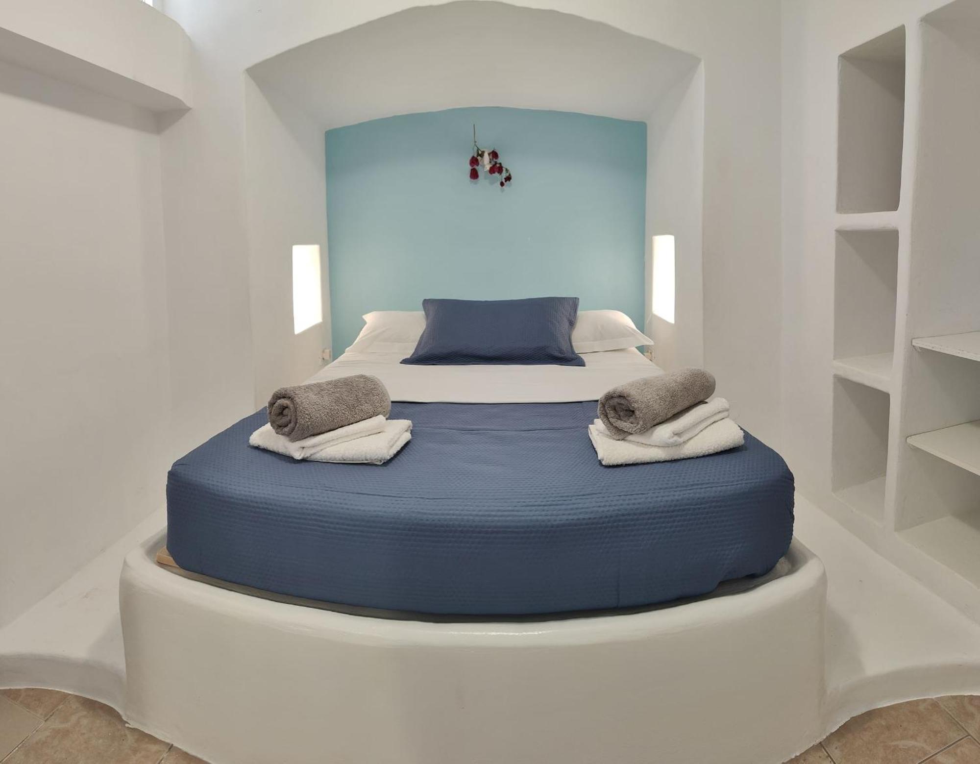 Blue Mare Apartments On The Beach Firopotamos Room photo