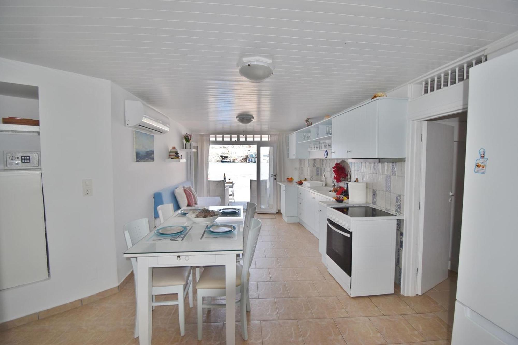 Blue Mare Apartments On The Beach Firopotamos Room photo