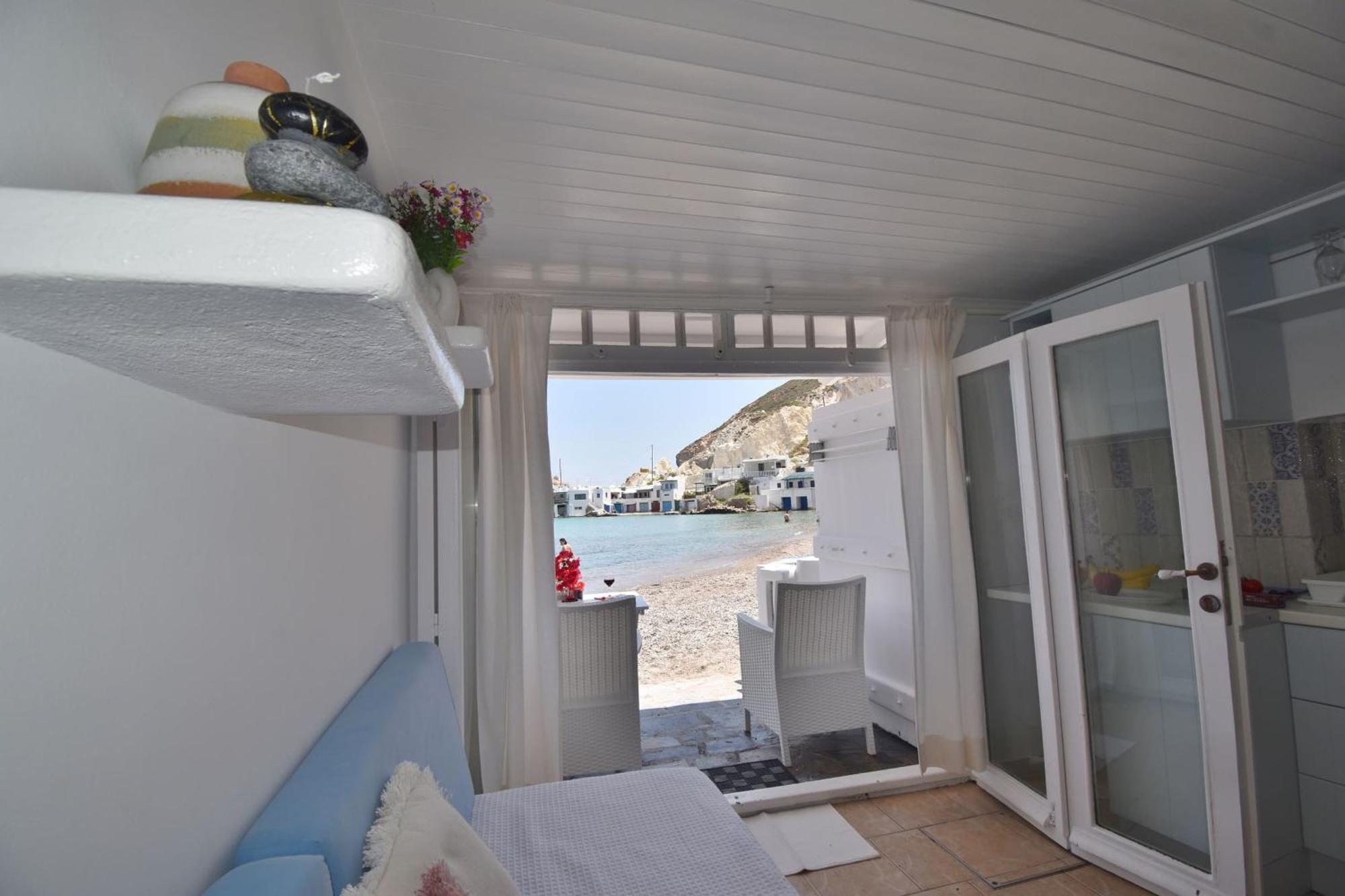 Blue Mare Apartments On The Beach Firopotamos Room photo